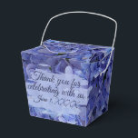 Ballotins Livraison Fleurie Hydrangea Bleu<br><div class="desc">Apportez une élégance florale à votre célébration avec cette boîte à emporter en hydrangea bleu. Avec des fleurs vives d'indigo et de cobalt dans un design artistique global, c'est parfait pour les mariages, les douches de mariée, les fêtes de jardin et les événements côtiers. Idéal pour les faveurs, les bonbons...</div>