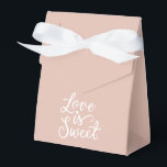 Ballotins Love is Sweet en couleurs rose et blanc Mariage<br><div class="desc">Sacs de cadeaux de mariage époustouflants de couleur rose qui feront ressortir votre cadeau. Chaque sac est orné d'une inscription romantique 'Love is sweet',  ajoutant un charme délicat et un style unique à votre cadeau. Rendez votre cadeau encore plus spécial avec nos exquis sacs de cadeaux de mariage.</div>