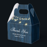 Ballotins Lumières à cordes en bois de grange bleu marine Ma<br><div class="desc">Boîte de remerciement de mariage rustique bleu marine avec lumières à cordes sur fond de bois de grange.</div>