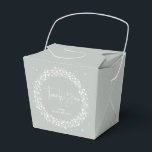 Ballotins Lumières scintillantes gris-vert Merci<br><div class="desc">Une couronne de lumières scintillantes sur un fond gris-vert. La police de caractères « Merci » est une image - elle peut donc être redimensionnée, pivotée et repositionnée. Le reste du texte est entièrement modifiable. L'image des lumières scintillantes peut également être redimensionnée et déplacée. D'autres couleurs, différentes tailles/formes de boîte...</div>