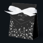 Ballotins Lumières scintillantes noires et blanches Merci<br><div class="desc">Une couronne de Noël avec des lumières scintillantes sur fond noir. La police de caractère « Merci » est une image - elle peut donc être redimensionnée, pivotée et repositionnée. Le reste du texte est entièrement modifiable. D'autres couleurs, différentes tailles/formes de boîte de faveur et d'articles coordonnés sont disponibles dans...</div>