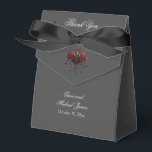 Ballotins Lustre gothique noir complexe avec roses<br><div class="desc">Exprimez votre gratitude avec sophistication et style en utilisant notre boîte de remerciement de mariage gothique noir complexe. Sur un fond de gris profond, un lustre noir audacieux vole la vedette, incarnant l'attrait de la beauté au milieu des ténèbres. Illuminé par trois bougies vacillantes, ce lustre captivant est orné de...</div>