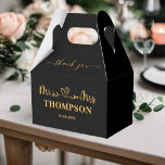 Ballotins M. et Mme Elegant Simple | Or noir<br><div class="desc">Faites de votre mariage des faveurs extra spéciales avec ces élégants ballotins Mr et Mrs personnalisées avec votre nouveau nom de famille et votre nouvelle date de mariage! Ce design classique noir et or apporte une touche de sophistication,  parfait pour tout mariage formel.</div>