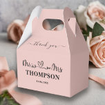 Ballotins M. et Mme Elegant Simple | Or Rose<br><div class="desc">Faites de votre journée un moment inoubliable avec notre Mr et Mme Elegant Simple personnalisé | Rose Ballotin or. Ce ballotin unique est le moyen idéal pour ajouter une touche personnalisée à votre mariage. L'élégant design rose or affiche magnifiquement votre nouveau nom de famille partagé et date spéciale, créant un...</div>