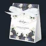Ballotins Mariage Élégant Fleurs Bleu Marine & Blanc Remerci<br><div class="desc">Faites en sorte que vos invités se sentent spéciaux avec ces boîtes de faveur uniques ! Remerciez vos invités avec ces élégantes boîtes de faveur. Caractéristiques des florales de rose bleue marine et blanche avec des accents en faux or pour ajouter une touche de luxe, écriture calligraphique « Merci »,...</div>