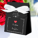 Ballotins Mariage Élégant Noir Blanc & Rouge Cœur Merci<br><div class="desc">Boîtes de faveurs de remerciement de mariage élégant noir blanc et rouge en forme de cœur. Jolies boîtes de faveurs font un cadeau de remerciement de bienvenue pour vos invités. Le cadeau de mariage personnalisé idéal pour vos invités et tellement élégant sur vos tables de réception. Cliquez sur personnaliser ce...</div>