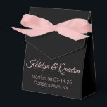 Ballotins Mariage élégant noir et rose<br><div class="desc">Ces jolies boîtes de faveur ajouteront une couleur magnifique à votre réception de mariage. Non seulement elles contiendront de petits cadeaux pour vos demoiselles d'honneur,  garçons d'honneur et autres,  mais ces boîtes commémoreront également cette journée merveilleuse. Personnalisable. Par Sharon Lee Hudson.</div>