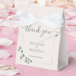 Ballotins Mariage Géométrique Minimaliste Moderne Vert<br><div class="desc">Boîtes de faveur de mariage fraîches et modernes avec un cadre doré géométrique, des accents verts élégants et un design minimaliste épuré. Personnalisez facilement avec vos noms, date et détails spéciaux. Parfait pour les mariages botaniques, de jardin ou en plein air avec un style contemporain intemporel. Un modèle éditable magnifique...</div>