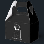 Ballotins Mariage noir Bow Cravate Groomsman Proposition<br><div class="desc">Rendre votre Mariage inoubliable - Ajoutez une touche personnelle avec une proposition de toiletteur préférez les boîtes cadeaux avec une cravate arc et des bretelles illustration avec message de proposition de groomsmen dans une police sans serif moderne et audacieuse.</div>