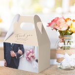 Ballotins Mariage photo Merci personnalisable<br><div class="desc">Un ballotin photo mariage moderne avec votre photo mariage, les noms de la mariée et du balai et la date du mariage. Police de script tendance. Vous pouvez facilement changer tout le texte et la photo. Vous pouvez également modifier la couleur de l'arrière - plan en utilisant les outils de...</div>