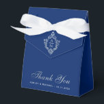 Ballotins Mariage Royal Blue Silver Crest Monogramme Merci<br><div class="desc">Une boîte de faveur de mariage bleu royal. Sur le rabat, il a une fausse écusson argentée avec un monogramme dedans, à partir de 2 initiales. Le Merci de message est écrit dans la partie inférieure, dans un élégant script gris, l'occasion et la date sont écrits en casquette sous elle....</div>