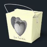 Ballotins matériel monochrome pour un anniversaire romantiqu<br><div class="desc">Ces deux cœurs rouges romantiques ont un joli nœud blanc qui les attache ensemble, représentant deux cœurs unis par l'amour. Cette jolie petite boîte fera un contenant original et charmant pour les cadeaux de vos invités de mariage. Cette illustration de trois cœurs noirs est dessinée au crayon. Vous pouvez personnaliser...</div>