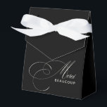 Ballotins Merci Beaucoup Élégante Calligraphie de Remercieme<br><div class="desc">Minimalisme avec une touche élégante dans ce design intemporel de boîte de remerciement avec une belle calligraphie en beige ivoire écrivant Merci et le mot BEAUCOUP en caractères sans empattement modernes sur un fond noir chic. La combinaison est de bon goût et classe. Ce design est un excellent choix pour...</div>