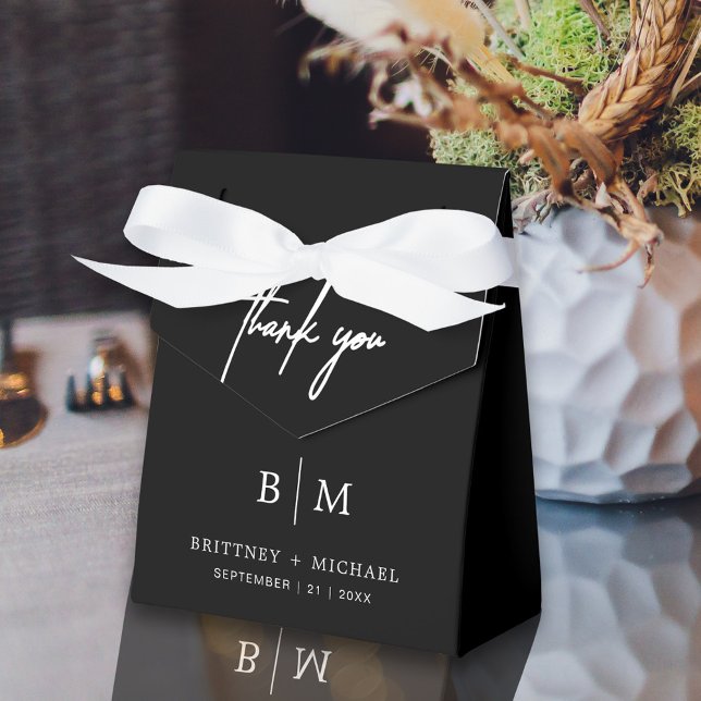 Ballotins Merci minimaliste Mariage noir (Black Thank you tented favor box bag is a perfect way to package your guest wedding favors.)