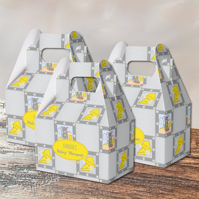 Ballotins Mignonne souris et fromage sexe ballotin neutre (Favor boxes displayed on a wooden table .)