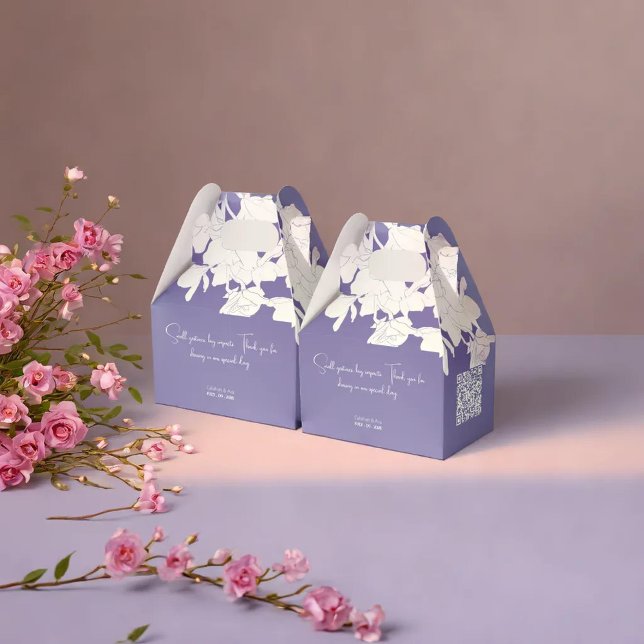 Ballotins moderne minimaliste violet fleuri (Two pastel-colored gift boxes are placed on a smooth surface, accompanied by a decorative)