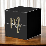 Ballotins Monogramme d'or noir élégant moderne<br><div class="desc">Ajoutez une touche d'élégance à votre événement avec le Monogramme d'or noir Ballotin moderne et élégant. Conçus avec un arrière - plan noir élégant et un monogramme d'or sophistiqué dans une police de script moderne, ces ballotins apportent une touche luxueuse et personnalisée à toute occasion spéciale. Parfaites pour les mariages,...</div>