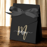 Ballotins Monogramme d'or noir élégant moderne<br><div class="desc">Faites de votre événement un événement inoubliable avec le Monogramme d'or noir Ballotin moderne et élégant. Dotés d'un élégant arrière - plan noir avec un monogramme d'or chic dans un élégant script moderne, ces ballotins ajoutent une touche luxueuse et sophistiquée à toute célébration. Parfaits pour les mariages, les anniversaires, les...</div>