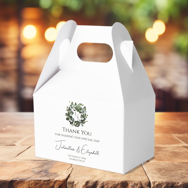 Ballotins Monogramme moderne Eucalyptus Mariage de couronne  (White Modern Monogram Eucalyptus Wreath Wedding Favor Box)