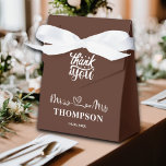 Ballotins Monsieur et Madame Élégant Simple | Marron<br><div class="desc">Offrez à vos invités un présent élégant et simple qu'ils garderont en souvenir pour toujours avec la Boîte Cadeau Monsieur et Madame Élégant Simple | Marron, personnalisée avec votre nouveau nom de famille et la date de votre union ! Donnez à vos invités un cadeau aussi inoubliable que votre mariage...</div>