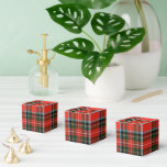 Ballotins Motif carreaux rouge noir et blanc Classique<br><div class="desc">Ajoutez un charme intemporel à votre célébration avec ces boîtes de faveur classiques à motif carreaux rouge, noir et blanc. Parfaites pour les mariages rustiques, les fêtes de fin d'année ou les rassemblements conviviaux, elles allient durabilité et design élégant pour contenir des friandises ou de petits cadeaux magnifiquement. Un parfait...</div>