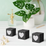 Ballotins Motif de finition en texture de cuir noir en forme<br><div class="desc">Ajoutez une touche d'élégance à vos célébrations avec ces boîtes de faveur noires présentant une finition à texture de cuir et un design en forme de cœur. Élégantes et durables, elles sont parfaites pour les mariages, les fêtes ou les occasions spéciales, créant une présentation mémorable pour les cadeaux ou les...</div>