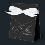 Ballotins Noir Merci Beaucoup Élégante Calligraphie Merci<br><div class="desc">Minimalisme avec une touche élégante dans ce design intemporel de boîte de remerciement avec une belle calligraphie en beige ivoire épelant Merci et le mot BEAUCOUP en caractères sans empattement modernes sur un fond noir chic. La combinaison est élégante et raffinée. Ce design est un excellent choix pour des occasions...</div>