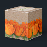 Ballotins Orange Tulip sur Kraft 2" Party Favoriser les boît<br><div class="desc">Des bouquets de tulipes orange entourent une boîte de faveur carré de 2" à motif papier kraft. Personnalisez l'avant et le dessus avec votre libellé ou supprimez-le. Cliquez sur le bouton PERSONNALISER pour MODIFIER les polices et les couleurs de police. COORDINATION des articles disponibles dans notre magasin. Invitations de mariage,...</div>