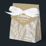 Ballotins Palmiers blancs sur Gold Tente Style Party Favoris<br><div class="desc">Party Favor boîtes avec des frondes de palmier blanc sur un arrière - plan d'or. Parfait pour toute célébration, fête d'anniversaire, douche nuptiale, fête de fiançailles, fête de retraite, mariage et plus. Cliquez sur PERSONNALISER pour modifier la couleur de l'arrière - plan, les polices et ajouter un libellé. Voir les...</div>