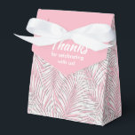 Ballotins Palmiers blancs sur Tente rose Style Party Favoris<br><div class="desc">Party Favor boîtes avec des frondes de palmier blanc sur un arrière - plan rose. Parfait pour toute célébration, fête d'anniversaire, douche nuptiale, fête de fiançailles, fête de retraite, mariage et plus. Cliquez sur PERSONNALISER pour modifier la couleur de l'arrière - plan, les polices et ajouter un libellé. Voir les...</div>