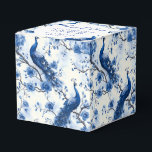 Ballotins Paon à l'aquarelle de style chinoiserie bleue vint<br><div class="desc">Cette boîte à faveurs bleu chinoiserie français inspiré des vieux styles présente un paon à l'aquarelle détaillé, parfait pour les mariages et les événements spéciaux. Le design élégant permet d'inscrire les noms des mariés, la date du mariage et un message personnel, ce qui en fait un ajout élégant à votre...</div>