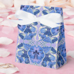 Ballotins Papier cadeau aux pensées vintage<br><div class="desc">Tout cadeau sera deux fois plus beau emballé dans ce papier cadeau aux pensées vintage. Les nuances de violet, de lavande et de bleu pervenche évoquent une autre époque où les choses allaient plus lentement et où les gens appréciaient les beaux-arts. L'attention portée aux détails est ce qu'elle remarquera lorsqu'il...</div>