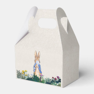 Ballotins Peter le lapin gomme bleue dans son jardin de fleu