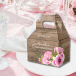 Ballotins Pivoines Roses Rustiques Quinceañera<br><div class="desc">Ravissez vos invités avec cette boîte de faveur Rustique Chic,  avec de belles pivoines roses sur un fond en bois rustique. Parfait pour contenir des friandises ou des petits cadeaux lors de quinceañeras,  mariages,  douches de mariée et plus encore.​</div>