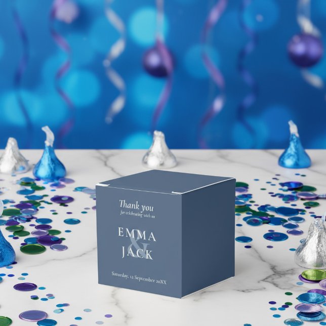 Ballotins Police Serif Élégante Bleu Classique avec esperlue (Classic Blue Elegant Serif Font modern ampersand Favor Boxes.)