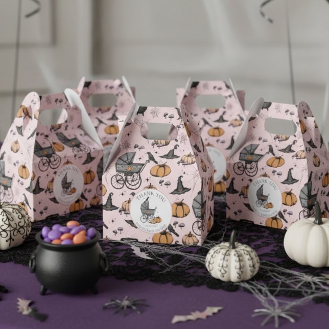 Ballotins Porte-bébé rose Goth personnalisé Halloween (Pink A Baby is Brewing Halloween Baby Shower Favor Boxes. Spooky Baby Carriage, Pumpkin, Witch Hat)