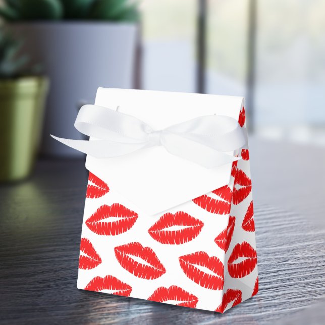 Ballotins Red Lipstick Baisers Saint Valentin Ballotin (Lots of lovely red kisses on this favor box. Perfect for valentine's day treats)