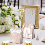 Ballotins Rose Gold Marbre Mariage & Quinceañera Personnalis<br><div class="desc">Cette boîte à faveurs en rose gold marble pour robe de mariée Pretty Bride est la touche parfaite pour votre mariage ou célébration de quinceañera. Avec un motif de marbre rose doré saisissant, le dos de la boîte présente une belle illustration de robe de mariée sur un cintre. Personnalisez-la avec...</div>