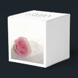 Ballotins Rose rose sur Mariage blanc<br><div class="desc">Customisez la jolie Rose rose sur la boîte de Faveur Mariage Blanc avec les noms personnels de la mariée et mariée et dater et remplir avec les faveurs de la fête de jardin pour votre classe fête de mariage ou de la douche nuptiale réception mariage. Ces élégants ballotins botaniques personnalisés...</div>