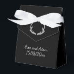 Ballotins Sac Cadeau Boîte de Tente Camouflage Black Antler<br><div class="desc">Boîte de faveur de mariage noir avec bois. Personnalisez avec votre nom et date de mariage.</div>