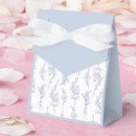 Ballotins Sac cadeau botanique élégant<br><div class="desc">Élégant et intemporel,  ce sac cadeau comporte de délicats clichés illustrés à la main,  symbolisant la grâce et l'affection durable. L'oeuvre est rendue dans des tons bleus doux et superposés,  créant une palette polyvalente qui s'aligne magnifiquement avec les thèmes mariages classiques et modernes ou une occasion spéciale sophistiquée.</div>