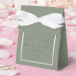 Ballotins Sage et Mariage argenté sophistiqués<br><div class="desc">Belle boîte de faveur de mariage sophistiquée sauge et couleur argent. Couleur sage et argent tendance pour votre journée spéciale. Couleurs romantiques et à la mode pour les mariages. Joli arrière - plan sage avec une bordure argentée brillante. Invitation unique, chic et classe, adaptée à toute saison. Tout le texte,...</div>