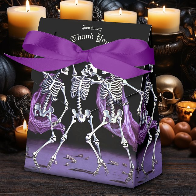 Ballotins Skeletons de danse Mariage gothique violet (Having a Gothic Themed Wedding? Treat your guests to a favor box decorated with skeletons!)