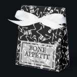 Ballotins Skeletons sur Halloween noir<br><div class="desc">Skeletons sur un arrière - plan noir et votre message en lettrage chic sur le devant,  vous vous amuserez avec ces boîtes de fermeture style ruban style soirée de style tentes pour les fêtes d'Halloween,  mariages et plus. CORRESPONDRE des articles dans notre magasin.</div>