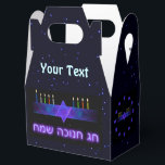 Ballotins Star Bar Menorah<br><div class="desc">Une image fractale violette et bleue,  avec un Magen David (Étoile de David),  au milieu,  comme un Chanukkah menorah. Les bougies ont été allumées. "Chag Chanukkah Sameach" (Heureux Chanoukkah) apparaît dans un texte brillant. Vous pouvez ajouter votre propre texte supplémentaire. Tout est superposé à un arrière - plan étoilé.</div>