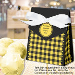 Ballotins Tissu Vichy de Buffalo - Noir et Jaune - Tente 3x1<br><div class="desc">Boîte de faveur de tente à carreaux buffalo noir et jaune. Le texte est personnalisable. Si vous utilisez le bouton / outil 'Modifier le design', vous pouvez également ajouter vos propres images / photos. D'autres coloris, formes et tailles de boîtes sont disponibles. Voir la collection de toutes les tailles de...</div>