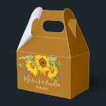 Ballotins Tournesols d'automne Mariage personnalisé<br><div class="desc">Joli coffret cadeau de mariage d'automne comprenant un bouquet de tournesols aquarelle sur fond brun doré avec des blocs de texte personnalisables en blanc dans des polices modernes</div>
