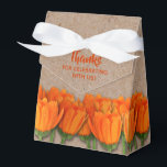 Ballotins Tulipe orange sur boîte de faveur de style tente e<br><div class="desc">Des bouquets de tulipes orange entourent une boîte de faveur de fête de style tente à motif en papier kraft. Personnalisez le rabat avant et l'arrière avec votre texte ou supprimez-le. Cliquez sur le bouton PERSONNALISER pour CHANGER les polices et les couleurs de police. Articles COORDONNÉS disponibles dans notre magasin....</div>