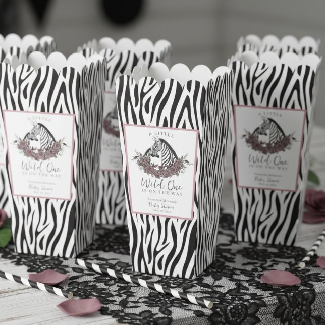 Ballotins Un petit sauvageon Impression zèbre Popcorn (Modern Trendy Black and White Zebra Print A Little Wild One Baby Shower Popcorn Favor Boxes for Her)