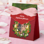 Ballotins Wreath Portrait Xmas personnalisé<br><div class="desc">Transformez votre fête de vacances en un événement mémorable avec ces ballotins uniques. Téléchargez aujourd'hui toute photo que vous aimez à l'intérieur de la couronne de Noël,  customisez le texte modifiable comme vous voulez et surprenez vos invités avec votre originalité.</div>